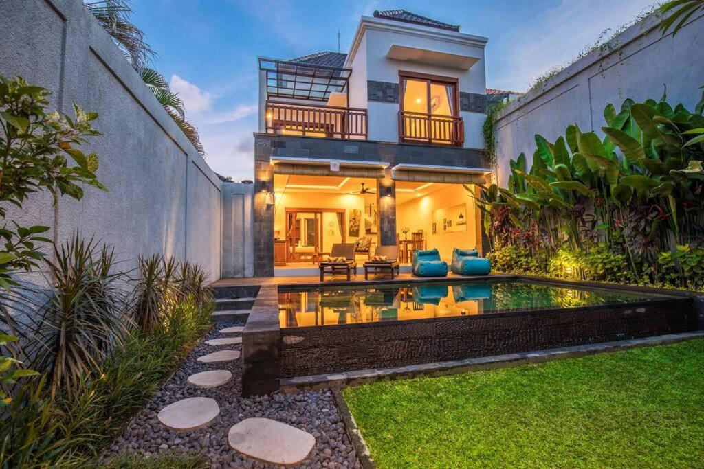 Villa Hitam Putih Legian Bali スミニャック エクステリア 写真