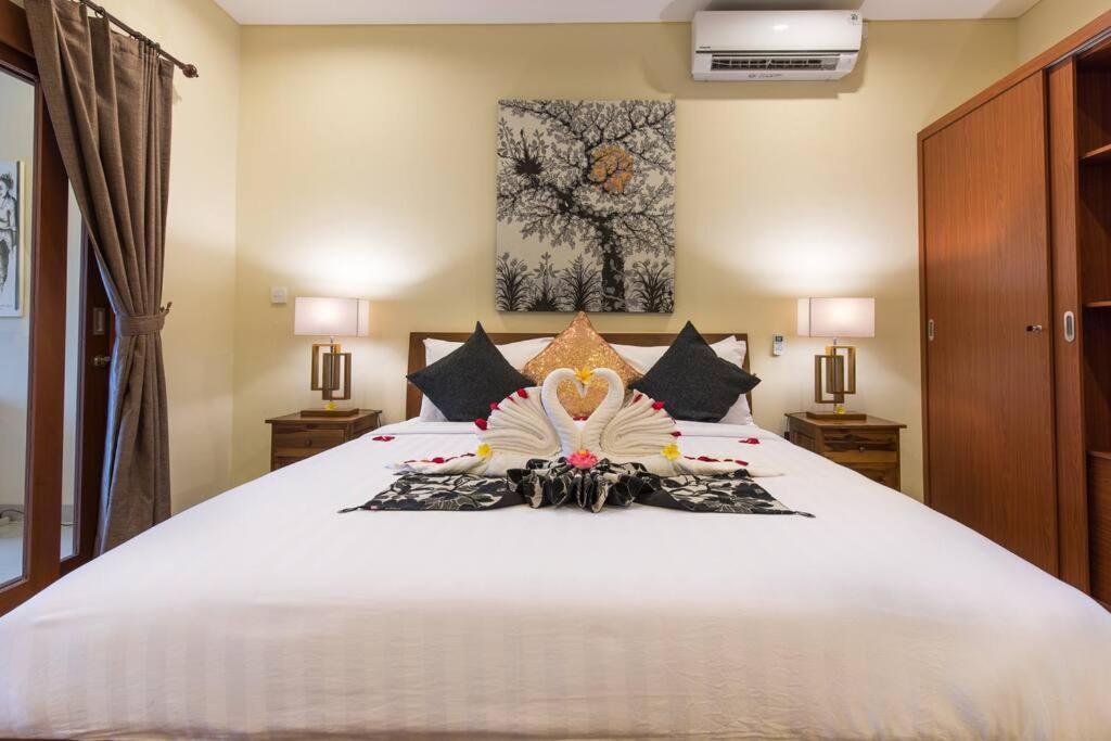 Villa Hitam Putih Legian Bali スミニャック エクステリア 写真