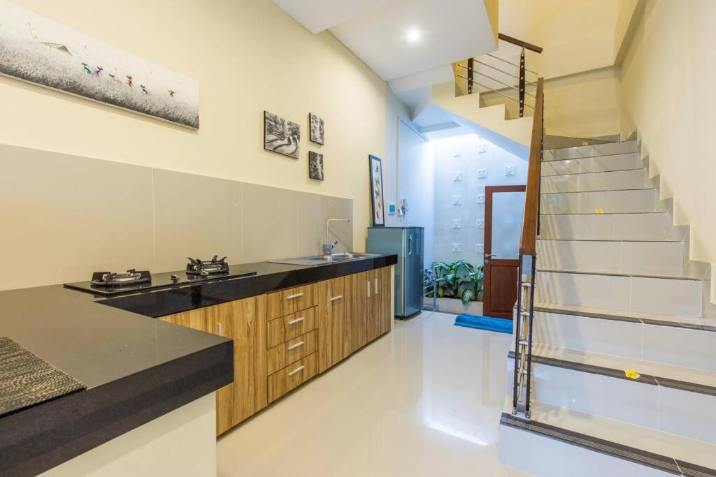 Villa Hitam Putih Legian Bali スミニャック エクステリア 写真