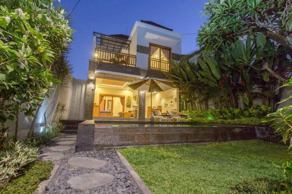 Villa Hitam Putih Legian Bali スミニャック エクステリア 写真